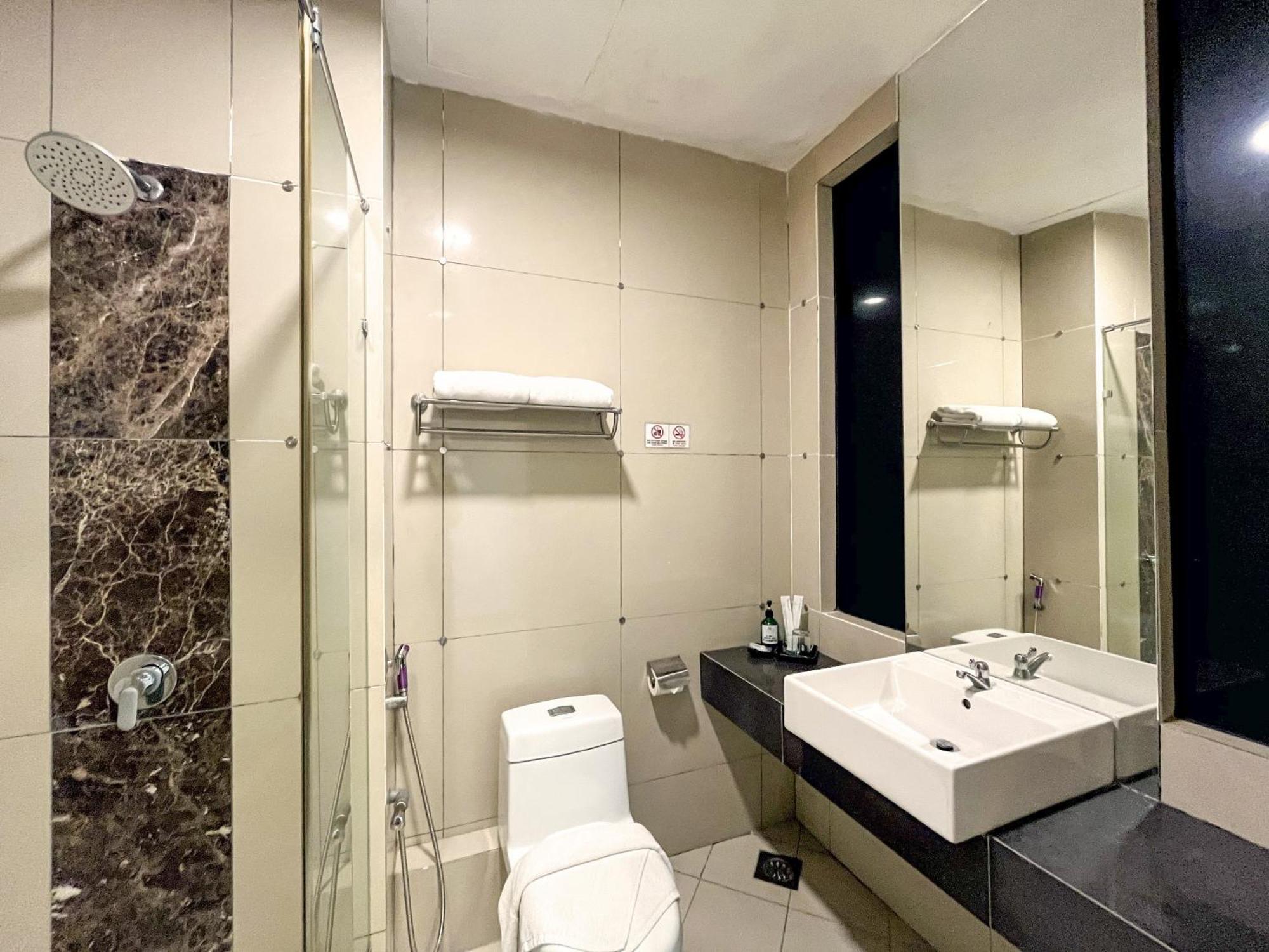 Courtyard Hotel 1Borneo Kota Kinabalu Buitenkant foto