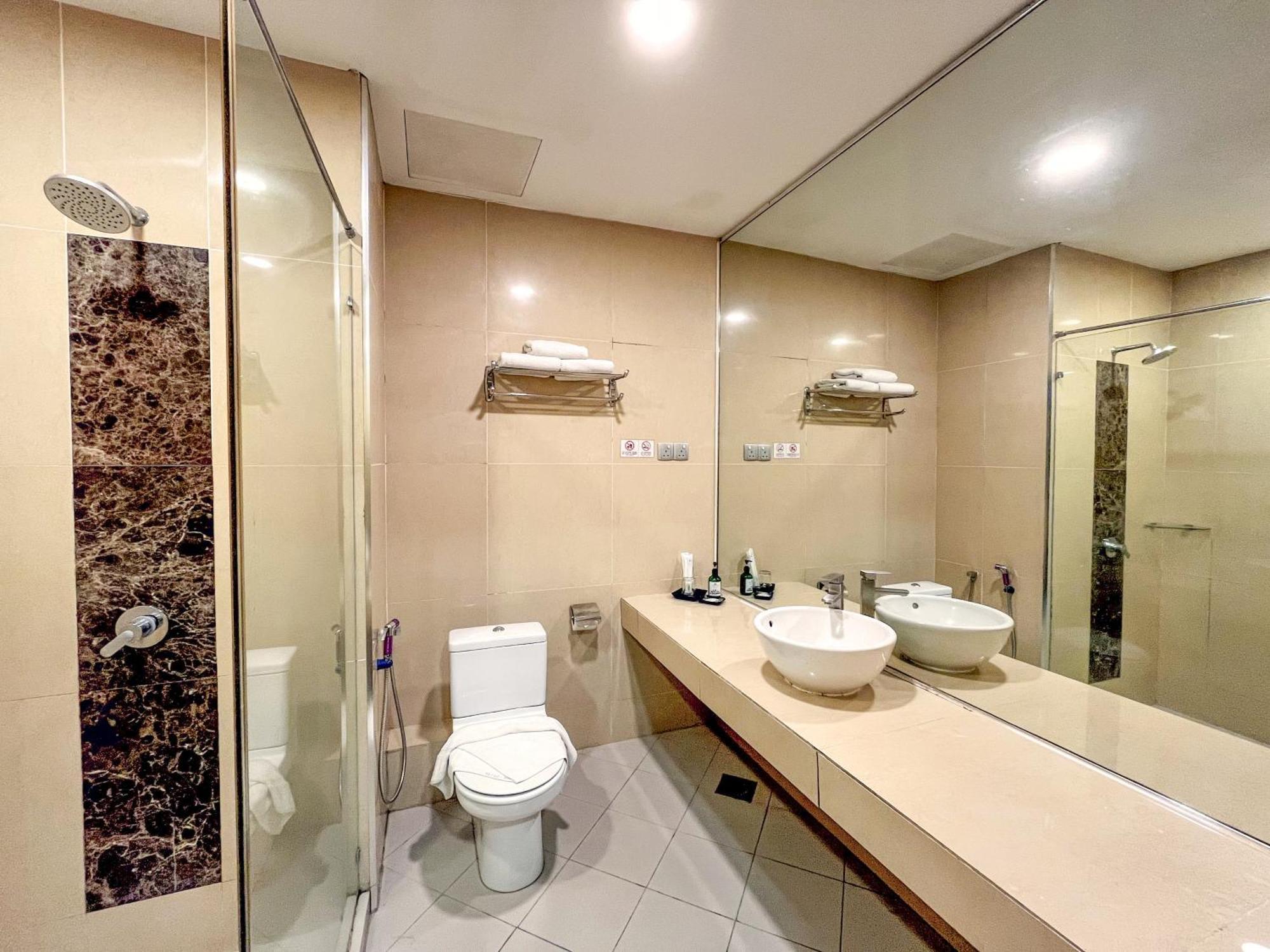Courtyard Hotel 1Borneo Kota Kinabalu Buitenkant foto