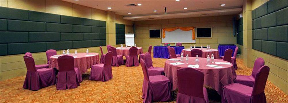 Courtyard Hotel 1Borneo Kota Kinabalu Buitenkant foto