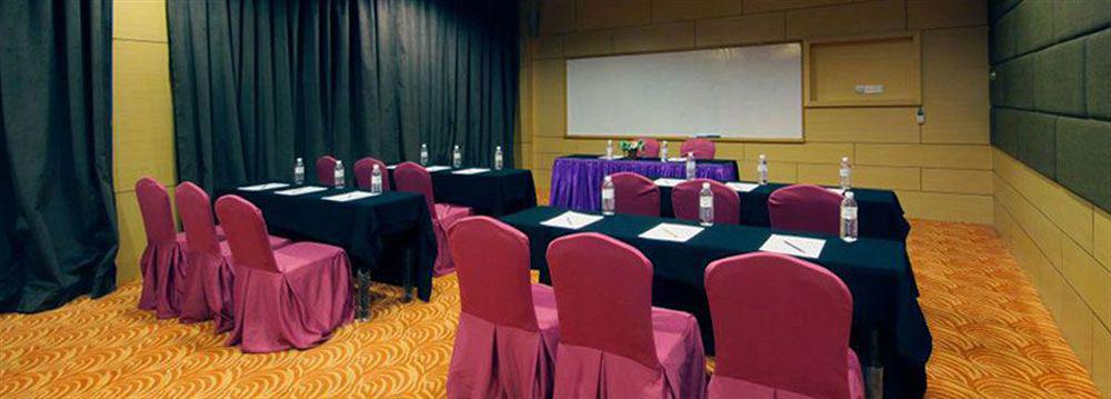 Courtyard Hotel 1Borneo Kota Kinabalu Buitenkant foto